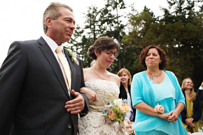 bride-walking-down-aisle-017