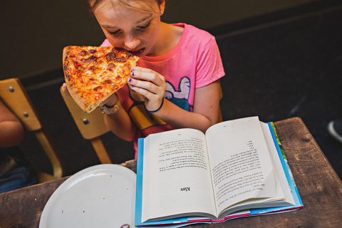 eating while reading